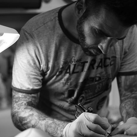 Yan Tattoo Studio — tatoueur au travail